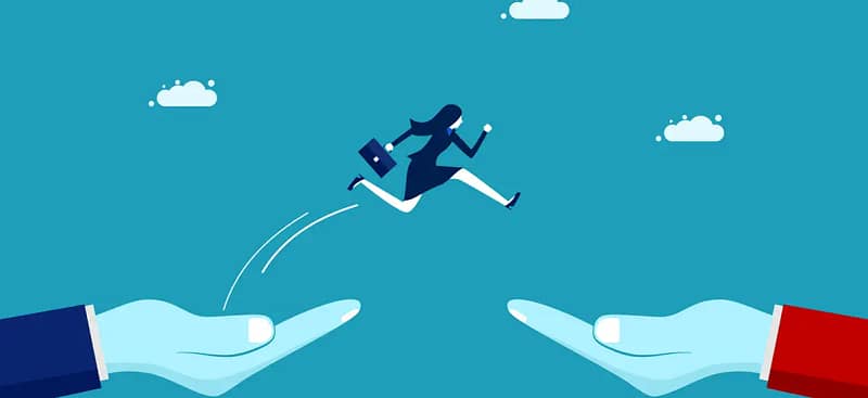 Mujer saltando de una mano a otra.